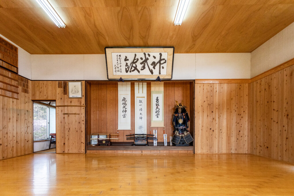 使用者提供的室內照片,牆上可見神武館匾額與木製陳設